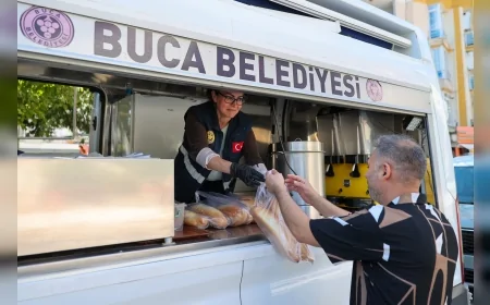 Buca Belediyesi’nden dayanışma hamlesi: Ekmek ve gıda yardımı dar gelirli ailelere ulaştırıldı