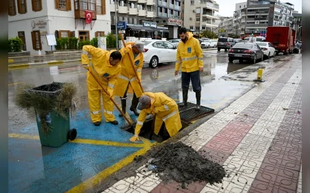 Kuşadası Belediyesi sağanak sonrası kent genelinde teyakkuza geçti, ekipler anında müdahale etti