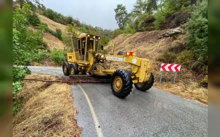 Alanya kırsalında yağış sonrası yollar temizleniyor, tıkanan büzler açılarak ulaşım güvenli hale getiriliyor