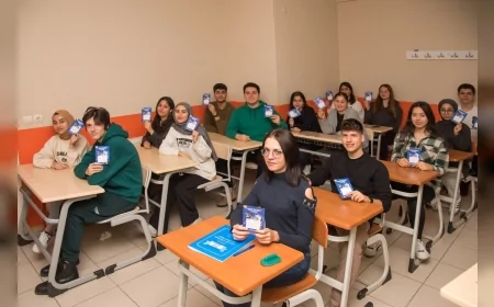 Menemen’de 10 Bin Öğrenciye Dijital Eğitim Paketi Dağıtıldı