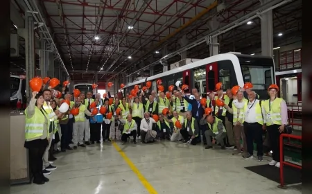 İzmir Metrosu’nun 30 yıllık dostları yeniden buluştu: İsveçli ABB ve Yapı Merkezi heyeti İzmir’de nostaljik ziyaret gerçekleştirdi