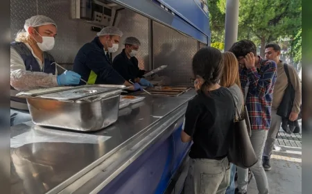 İzmir Büyükşehir Belediyesi üniversite öğrencilerine anne eli lezzetinde ücretsiz yemek desteğini sürdürüyor