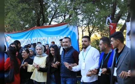 Elazığ’da Gençlik Festivali’nde renkli görüntüler: Geleneksel oyunlar, konserler ve coşku dolu anlar