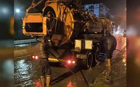 Yoğun yağışların ardından Ağrı Belediyesi ekipleri su taşkınlarına karşı gece boyunca sahadaydı