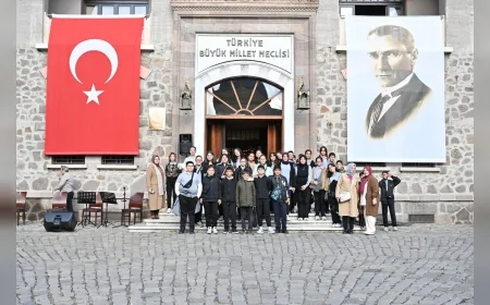 Altındağlı gençlerden anlamlı kutlama: "Ankaramızın başkent oluşunun 102’nci yılını gururla kutluyoruz"