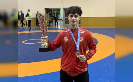 Yunusemreli genç güreşçi Kadir Kadiroğlu, Balkan Şampiyonası’nda bronz madalya kazandı