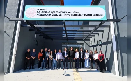 Başkan Ali Orkun Ercengiz, Birincilik Ödülünü Rehabilitasyon Merkezi Çalışanlarına Teslim Etti