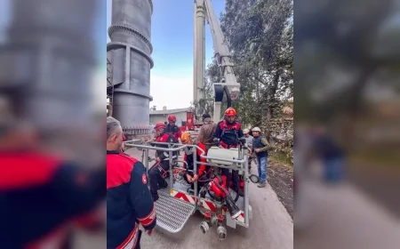 İzmir’de fabrikanın bacasında mahsur kalan işçiler 90 metrelik merdivenle kurtarıldı