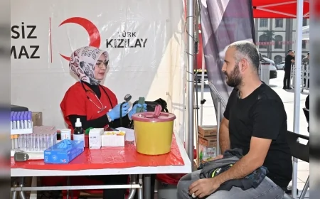 Manisa’da anlamlı dayanışma: Kan bağışına katılan vatandaşlara kamp sandalyesi hediye edildi