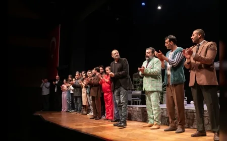 İzmir Şehir Tiyatroları Yeni Sezonu Karşıyaka Hikmet Şimşek Sanat Merkezi’nde “Çok Tuhaf Soruşturma” Oyunuyla Açtı