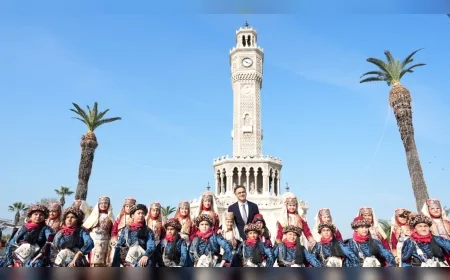 Cumhuriyetin 102. Yılı İzmir’de Coşkuyla Kutlanıyor: Türk Bayrağı Dokuma Etkinliği Atatürk Meydanı’nda Başladı
