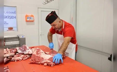 Eskişehir’de Halk Et Market Günlük Kesimle Uygun Fiyatlı Taze Eti Vatandaşla Buluşturuyor