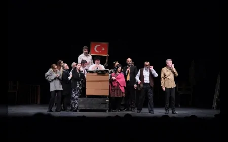 Giresun Belediyesi Şehir Tiyatrosu “Yaşar Ne Yaşar Ne Yaşamaz” Oyunu ile Adana’da Ayakta Alkışlandı