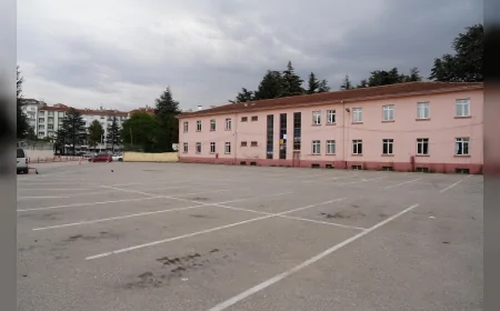 Eskişehir’de Devrim Arabaları Müzesi Çevresine Yeni Tur Otobüsü Park Alanı Düzenlemesi