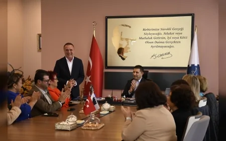 ÖMER GÜNEL CHP KUŞADASI İLÇE ÖRGÜTÜ’NÜN YENİ YÖNETİMİYLE BİR ARAYA GELDİ