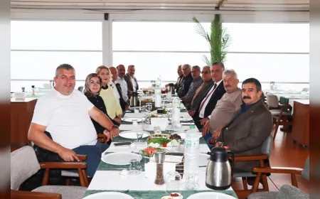 Başkan Mehmet Gürel, Merkez Mahalle Muhtarlarıyla Bir Araya Gelerek Mahallelerin Öncelikli İhtiyaçlarını Değerlendirdi