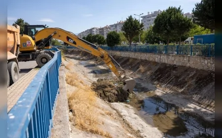 İZSU’DAN KIŞ ÖNCESİ YOĞUN TEMİZLİK VE ALTYAPI HAMLESİ: 447 KİLOMETRELİK KANAL, 98 DERE VE 100 BİN TON ATIK TEMİZLENDİ