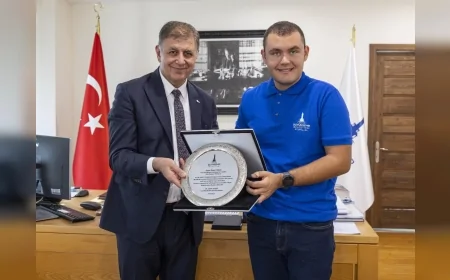 Otizmli Ultra Maraton Yüzücüsü Tuna Tunca, Tarihi Başarılarının Ardından Başkan Cemil Tugay’la Bir Araya Geldi