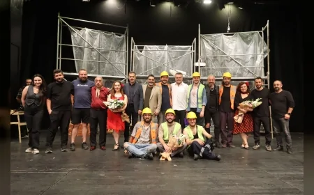 OBBKT “O Güzelim Kaymaklı Dondurma Rengi Elbise” Oyunuyla Adana Şehir Tiyatroları Festivali’nde Ayakta Alkışlandı