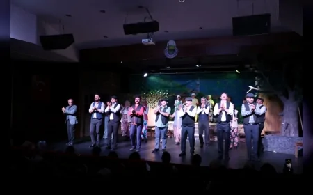 İnegöl Belediyesi Şehir Tiyatrosu “Komşu Köyün Delisi” İle Yeni Sezona Kapalı Gişe Başladı