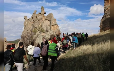 Eskişehir’de Doğaseverler Cumhuriyet’in 102. Yılı İçin Frig Vadisi’nde Yürüdü