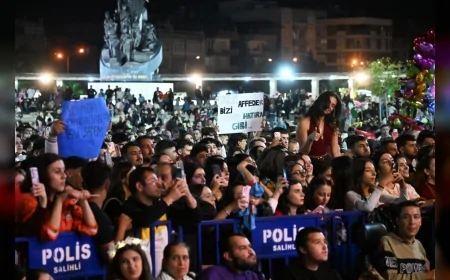 Salihli’de Cumhuriyet Bayramı Coşkusu: İlyas Yalçıntaş Konseri Atatürk Kent Meydanı’nı Doldurdu
