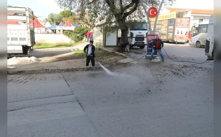 Menderes’te Atatürk ve İnönü Caddeleri’nde Geniş Çaplı Temizlik Seferberliği Başlatıldı