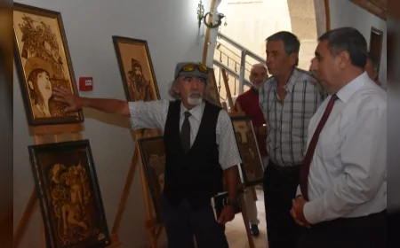Kastamonulu Sanatçı İhsan Tabak’tan Silifke’de Cumhuriyet Sergisi: Ahşap Üzerine Yakma Sanatıyla Atatürk ve Cumhuriyet Teması