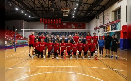Başkan Faruk Özlü, Fenerbahçe Galibiyeti Sonrası Düzce Belediyesi Spor Akademisi Voleybol Takımını Baklava ile Kutladı