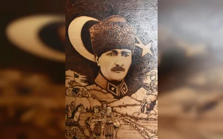 Kastamonulu Sanatçı İhsan Tabak’ın Ahşap Üzerine Yaktığı “Cumhuriyet Sergisi” Silifke’de Büyük İlgi Gördü