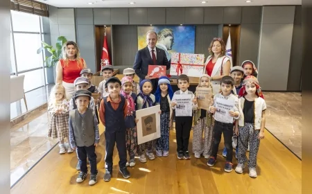 Dr. Kamil Tarhan İlkokulu Öğrencileri, Cumhuriyet Coşkusunu Vahap Seçer’le Paylaştı