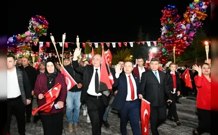Kalecik’te Cumhuriyet’in 102. Yılı Coşkuyla Kutlandı: Meşale Yürüyüşü, Seymen Gösterisi ve Konserlerle Bayram Gecesi [DETAY HABER]