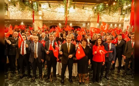 Uşak’ta Cumhuriyet’in 102. Yılı Coşkusu: Tüm Şehir 29 Ekim’i Bayraklarla, Müzik ve Şenliklerle Kutladı