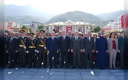 Manisa’da Cumhuriyet’in 102. Yılı Coşkusu Çelenk Sunumu ve Sanat Sergisiyle Başladı