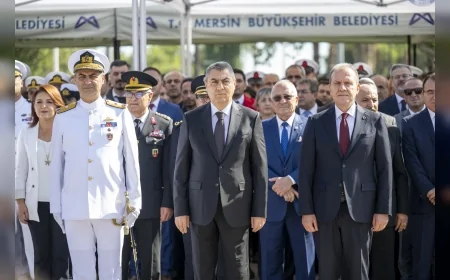 Başkan Vahap Seçer, Cumhuriyet’in 102. Yılı Kutlamalarında Mersinlilerle Bayrak Yürüyüşü’nde Buluştu