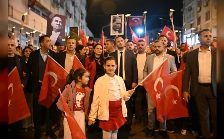 Bornova’da 29 Ekim Coşkusu: Binlerce Kişi Cumhuriyetin 102. Yılını Bayraklar ve Işıklarla Kutladı