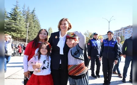 Başkan Ayşe Ünlüce 29 Ekim Coşkusunu Vatandaşlarla Paylaştı: “Cumhuriyetimize İlelebet Sahip Çıkacağız”