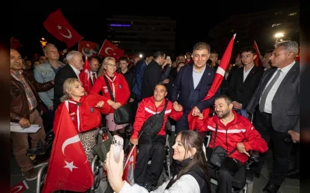 İzmir’de 102. Yıl Coşkusu: Binlerce Kişi 350 Metrelik Türk Bayrağıyla Cumhuriyet Yürüyüşünde Buluştu