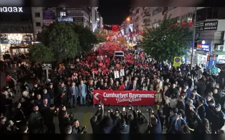 Manisa’da Cumhuriyet’in 102’nci Yılı Binlerce Kişinin Katılımıyla “Büyük Manisa Yürüyüşü” ve Konserlerle Kutlandı