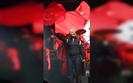 Turgutlu’da Cumhuriyetin 102. Yılı Coşkusu Ece Seçkin Konseriyle Zirveye Ulaştı