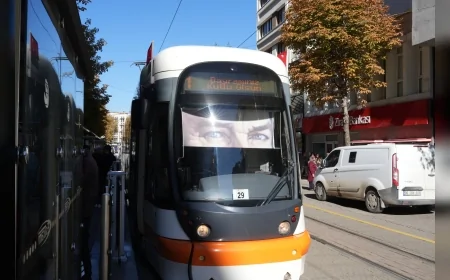 Eskişehir Büyükşehir Belediyesi Tramvaylarda Cumhuriyet Marşlarıyla 102. Yıl Coşkusunu Yaşattı