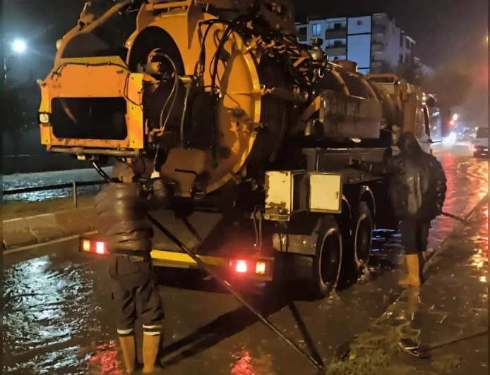 Yoğun yağışların ardından Ağrı Belediyesi ekipleri su taşkınlarına karşı gece boyunca sahadaydı