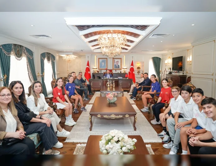 Vali Yavuz Selim Köşger, Anadolu Yıldızlar Ligi Tenis Türkiye Şampiyonası’nda Dereceye Giren Adanalı Sporcuları Kabul Etti