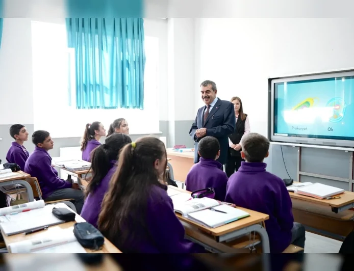 Bakan Yusuf Tekin, Sarıkamış’ta Öğrenci ve Öğretmenlerle Bir Araya Gelerek Eğitim Çalışmalarını Yerinde İnceledi