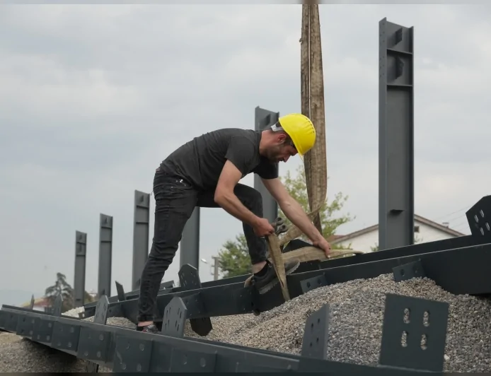 Düzce’de Tuhafiyeciler Kapalı Pazarı İnşaatında Sona Yaklaşıldı: 3 Bin 900 Metrekarelik Alan Tamamlanma Aşamasında