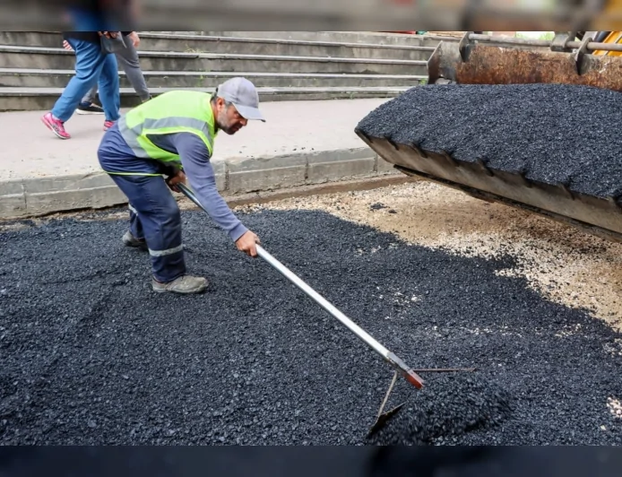 Yalova Belediyesi Doğan Sokak’ta Asfalt Yama Çalışmasıyla Ulaşım Konforunu Artırıyor