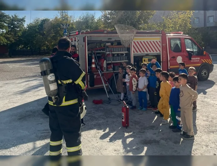 Ağrı Belediyesi İtfaiye Müdürlüğü Öğrencilere Uygulamalı Yangın Güvenliği Eğitimi Verdi