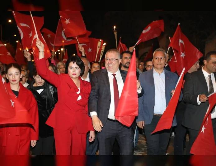 Edremit’te Cumhuriyet’in 102. Yılı Fener Alayı ve Şevval Sam Konseriyle Coşkuyla Kutlanacak