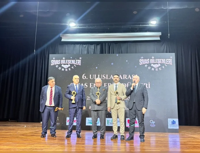 Doç. Dr. Emin Serin’e Uluslararası Sivas EN’leri’nde “Yılın Başarılı Diplomasi Elçisi” Ödülü Verildi