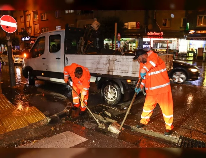 Yalova Belediyesi Ekipleri Sağanak Yağışta Gece Boyunca Sahadaydı